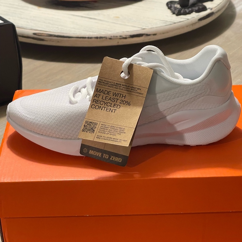 NIKE REVOLUTION 7⭐️NEW IN BOX⭐️SIZE 6 Women/4.5 Man - Picture 5 of 12